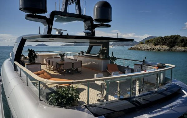 Benetti Oasis 40M 13-2-600x379