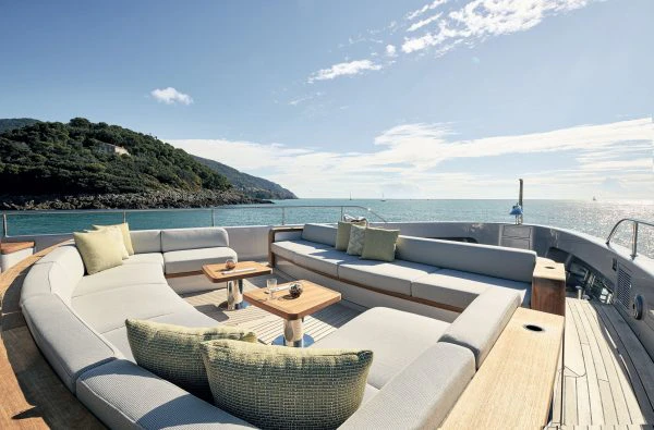 Benetti Oasis 40M 15-1-600x395