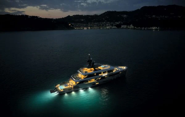 Benetti Oasis 40M 19-1-600x379