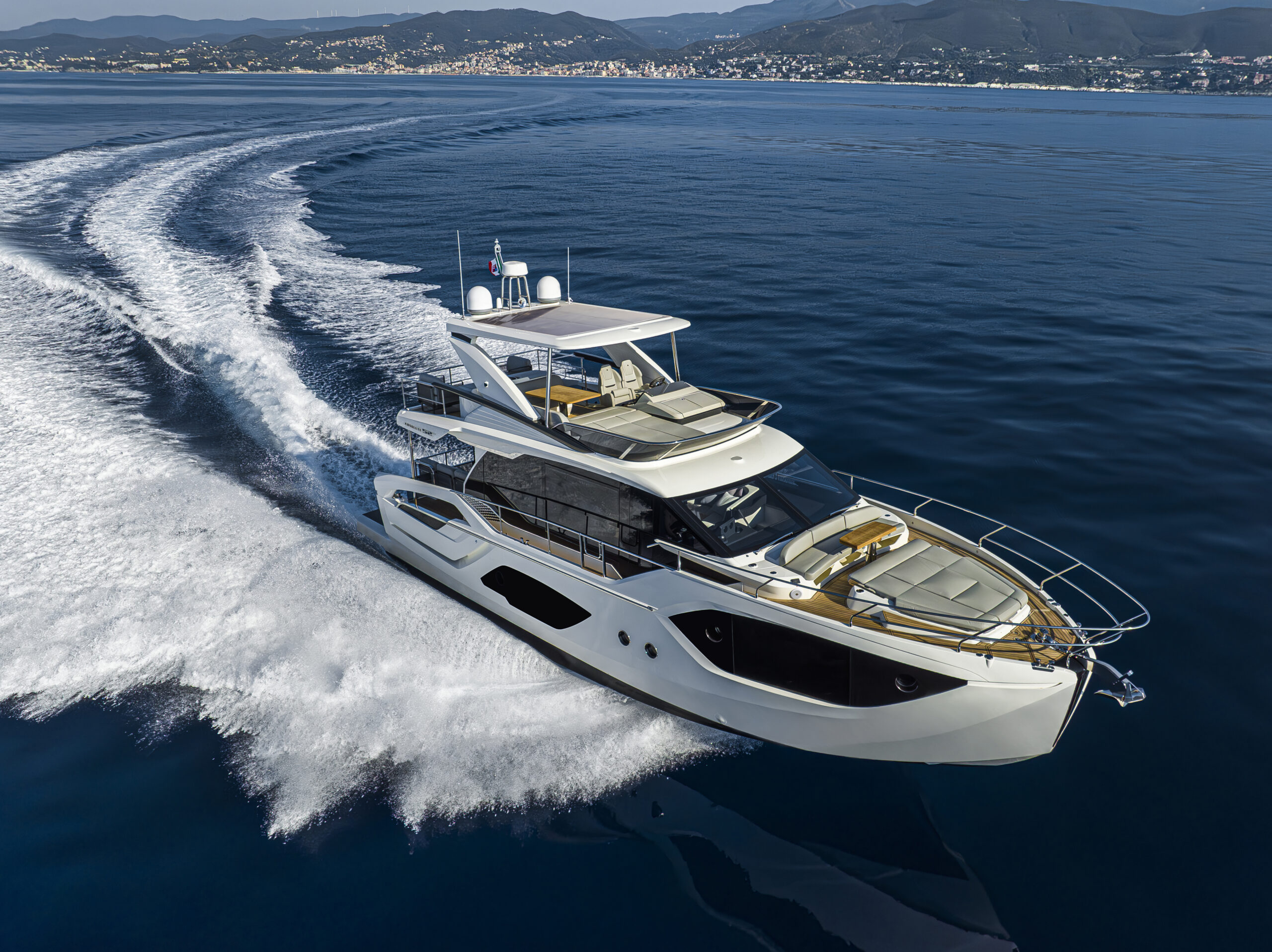 Absolute 52 Fly Wins the 2025 Motorboat Awards